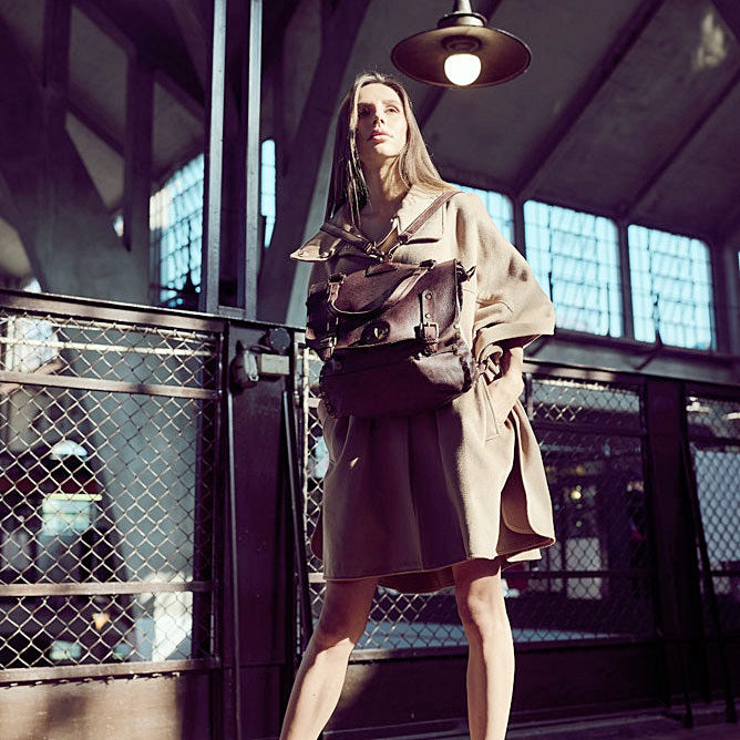 LECCIO● Petit sac à dos de ville en cuir vintage, avec rivets.