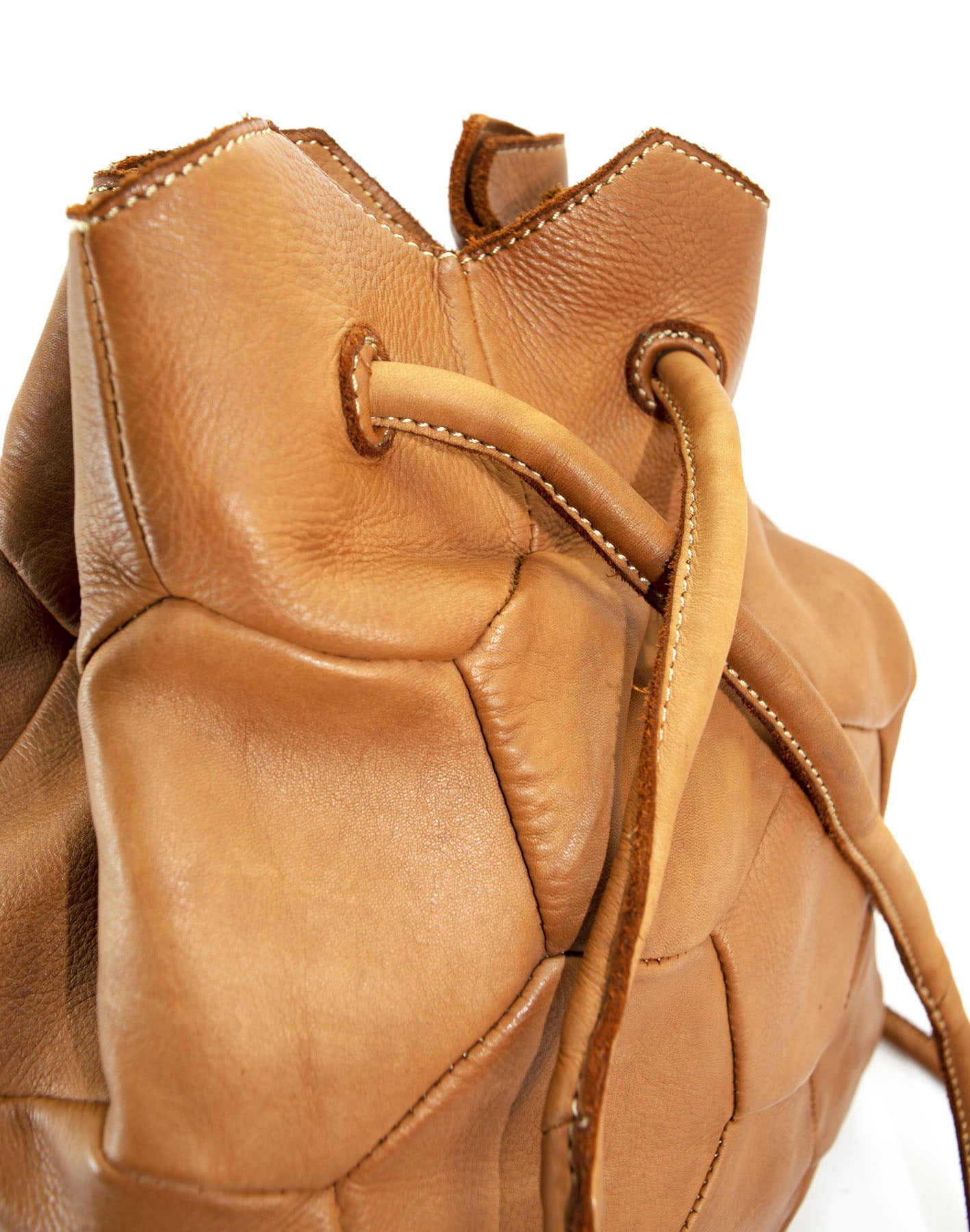 BARTINESSA● Damenrucksack aus weichem Leder. City-Rucksack im vintage still