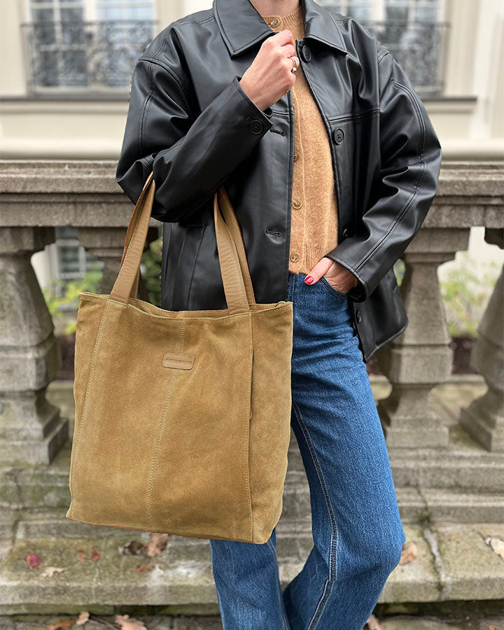 SOHO SANTI WILD. Hobo Shopper Tasche für Damen aus italienisches Wildleder