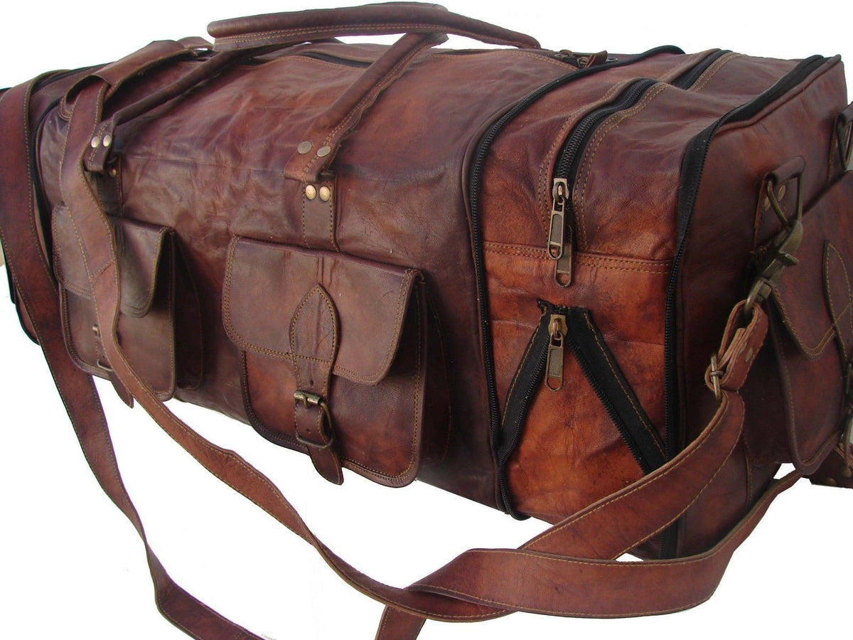 Braune Reisetasche aus Leder mit Vordertaschen, seitlichen Reißverschlussfächern und abnehmbarem Trageriemen