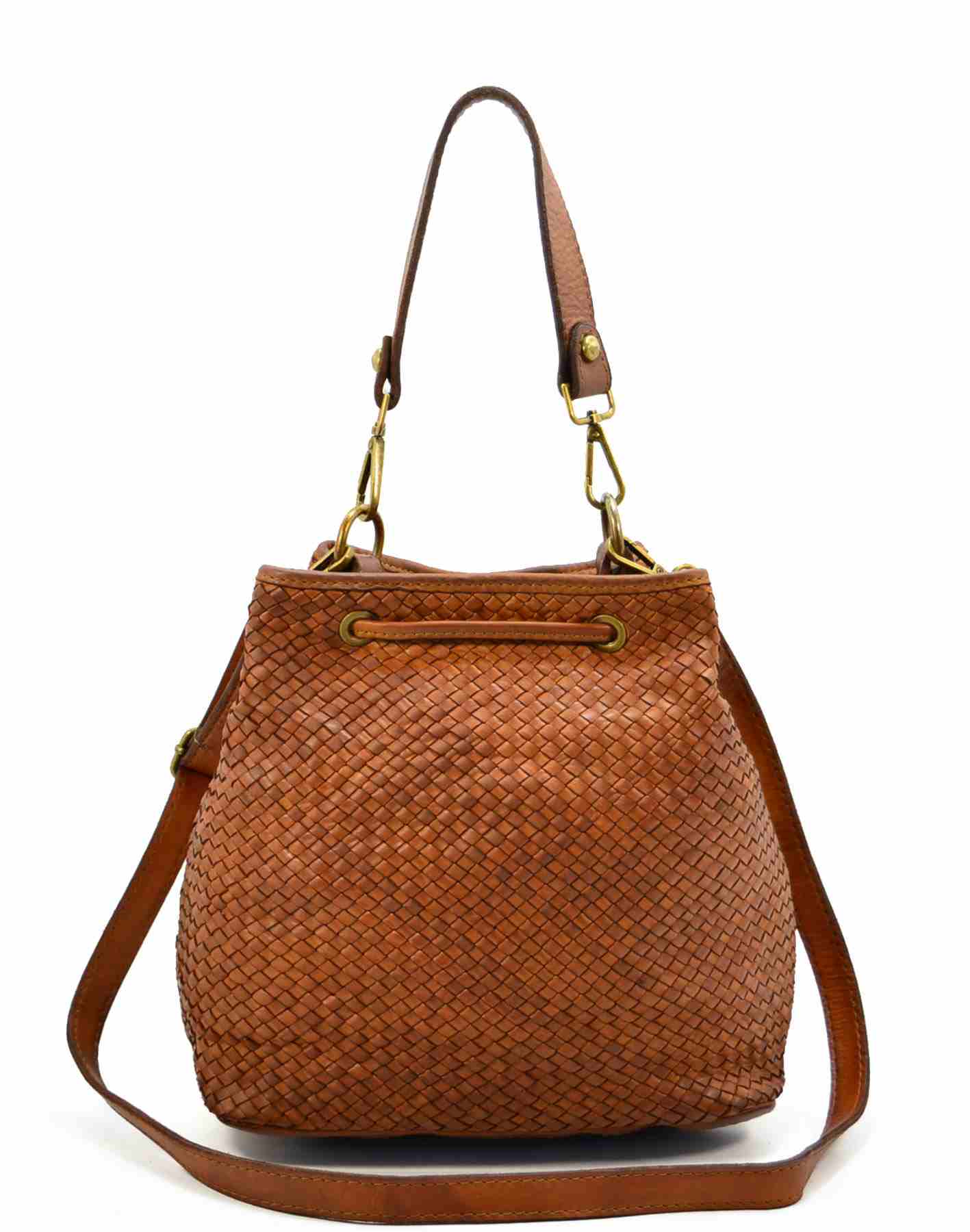 Rückansicht der cognac braunen Bucket Bag aus pflanzlich gegerbtem Echtleder, flacher Taschenboden für stabilen Stand und dezente Metallelemente im Fokus.