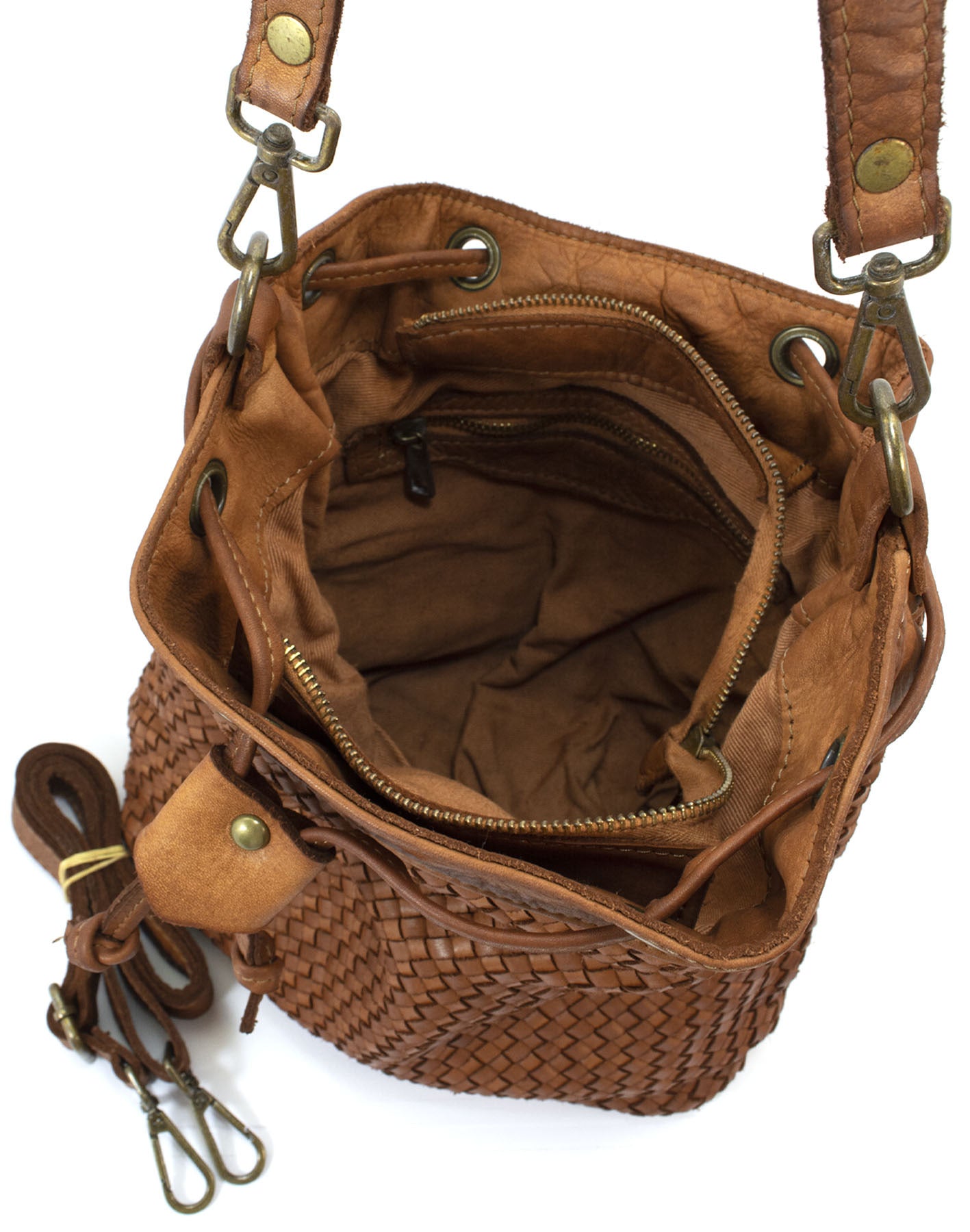 Geöffnetes Hauptfach der cognacfarbenen Flechtleder-Tasche mit strapazierfähigem Baumwollstoff-Innenfutter, Reißverschlussfach und zwei praktischen Steckfächern.