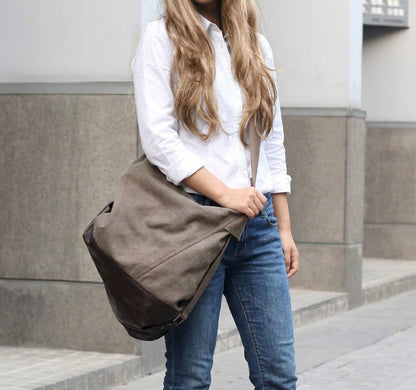 Rückansicht einer Frau im Alltag, die die khakibraune Damen-Tasche dank des verstellbaren Riemens bequem als Crossbody Bag quer über dem Rücken trägt.