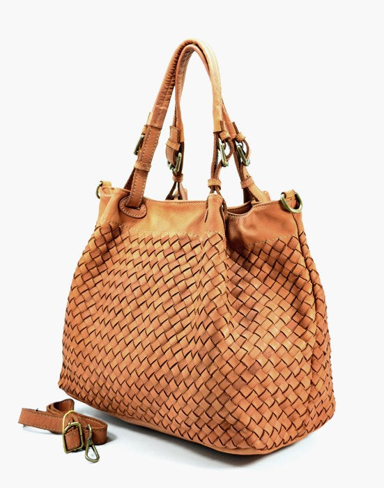 Seitenansicht der geflochtenen Lederhandtasche Cestino in Cognac, elegante Korbtasche aus weichem italienischen Echtleder
