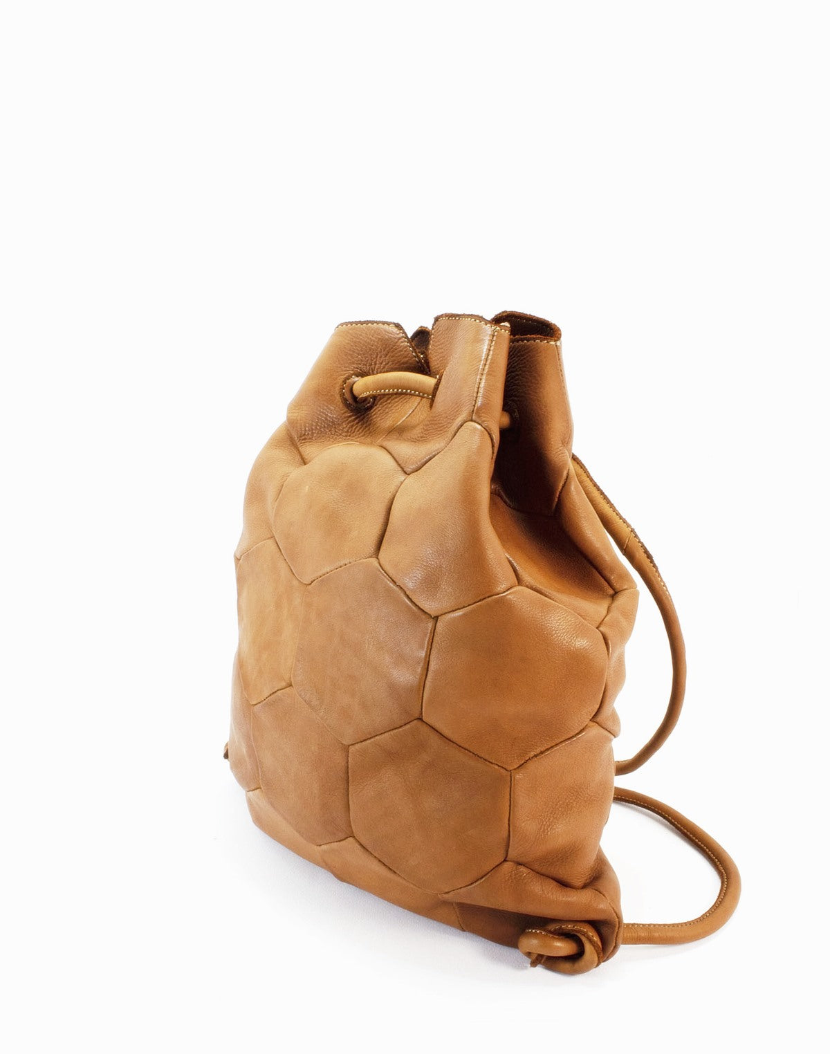 Flexibler Cityrucksack Damen aus cognac braun Leder in der Seitenansicht – tragbar als Rucksack und elegante Schultertasche.