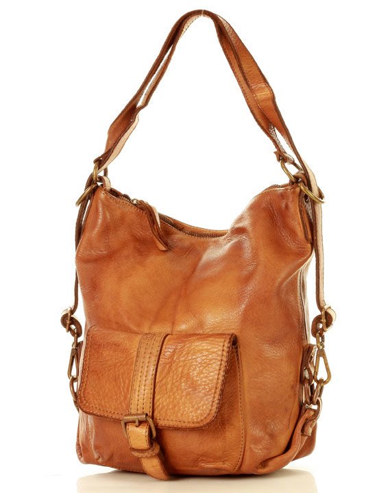 Klassische Leder Rucksacktasche Damen in cognac convertible mit 2-in-1 Funktion vor neutralem Hintergrund für den Business-Look.