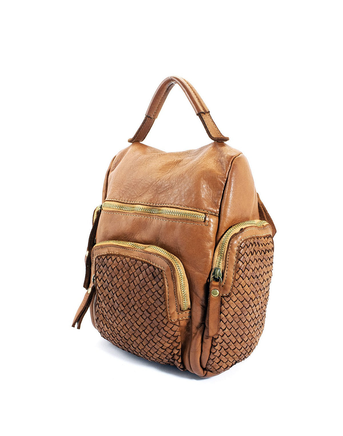 Echtleder Cityrucksack Damen in cognac von der Seite fotografiert mit Fokus auf die praktischen Seitentaschen mit Reißverschluss