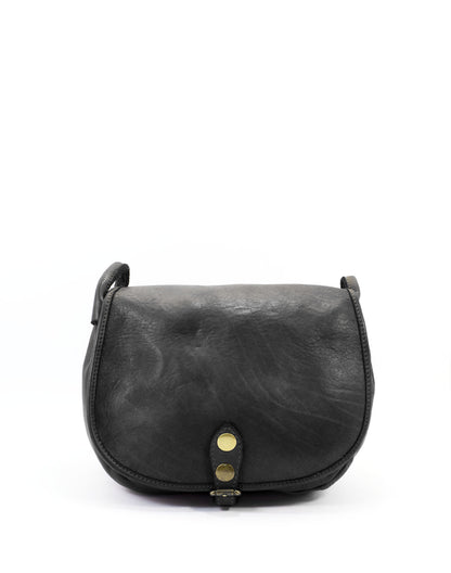Schwarze Crossbody Bag für Damen aus italienischem Kalbsleder mit Klappe und verstellbarem Schulterriemen. Zeitloses Design für den Alltag.	
