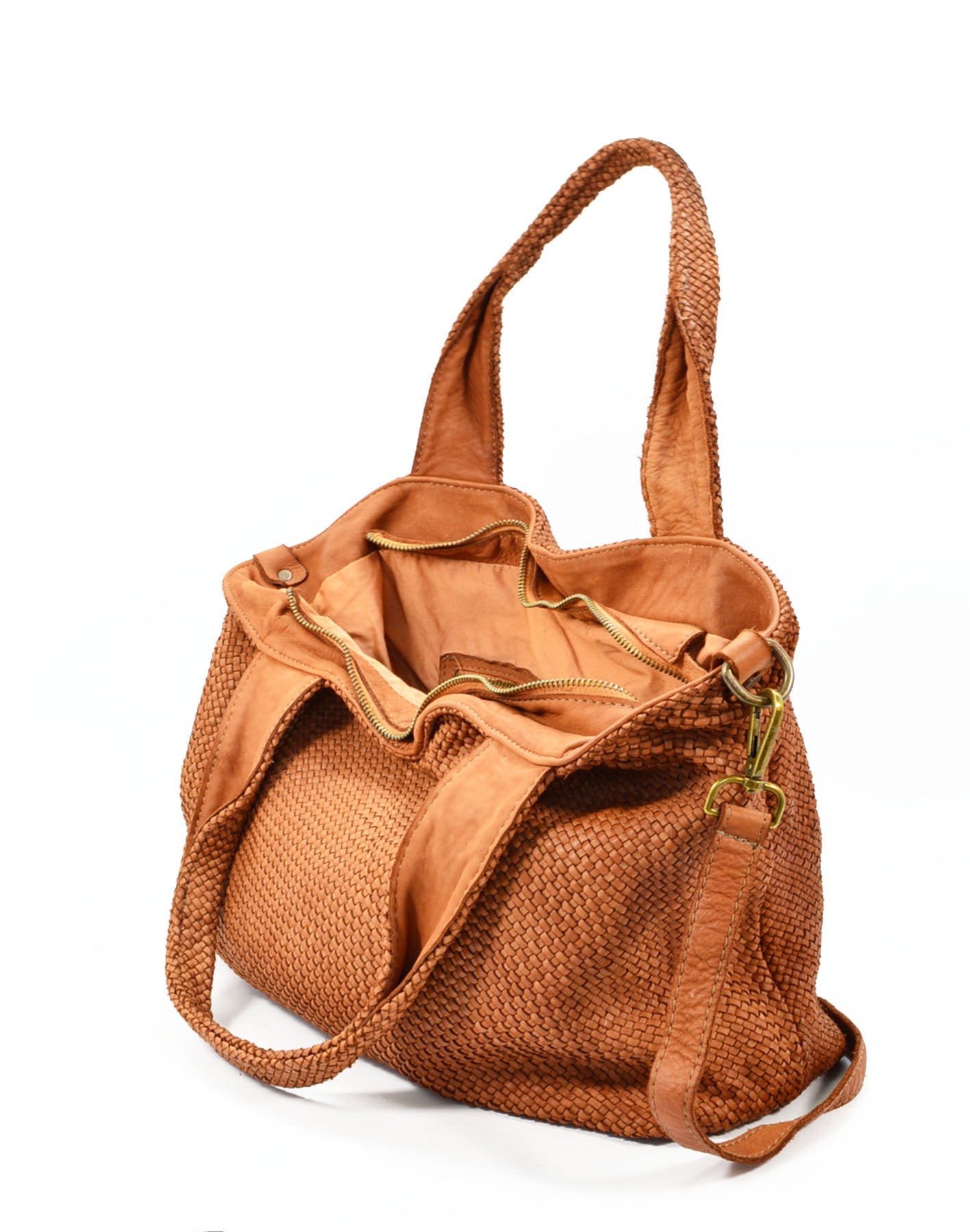 Detailaufnahme der geflochtenen Struktur und des Innenraums der cognacbraunen Leder-Shopper-Tasche mit robustem Metallreißverschluss