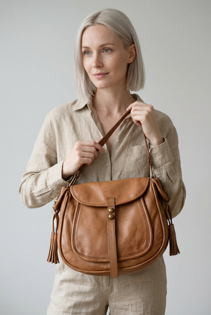 Femme avec sac bandoulière en cuir style bohème couleur cognac