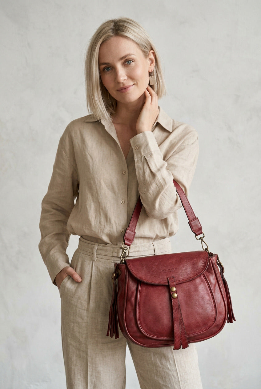 Une femme avec un sac à main rouge en cuir naturel italien de style bohème