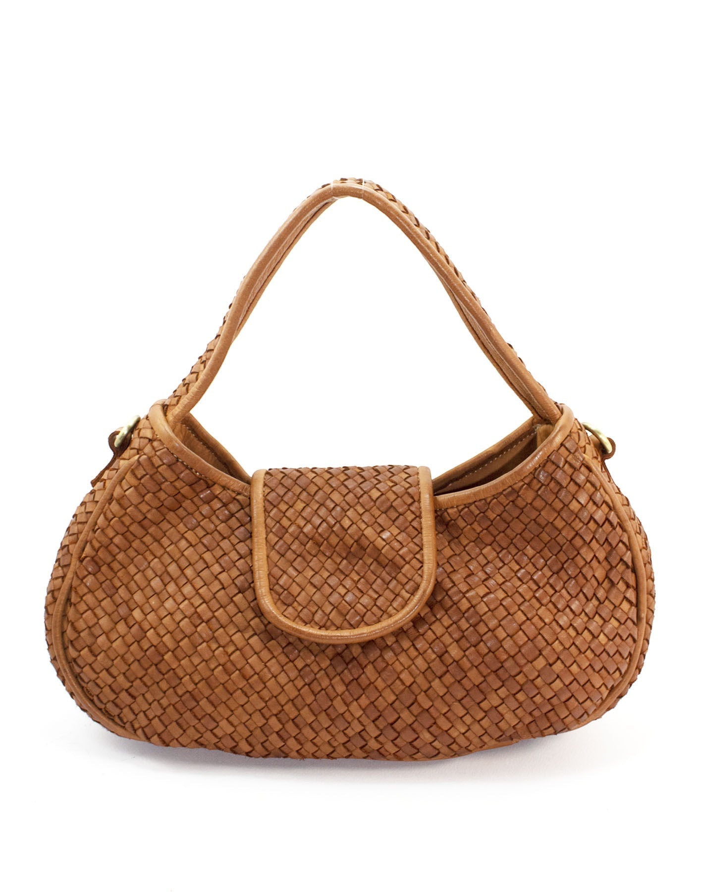 Elegant geflochtene Schultertasche für Damen aus echtem italienischem Vachetta-Leder in Cognac, Frontansicht mit sichtbarer Klappe und Magnetverschluss.