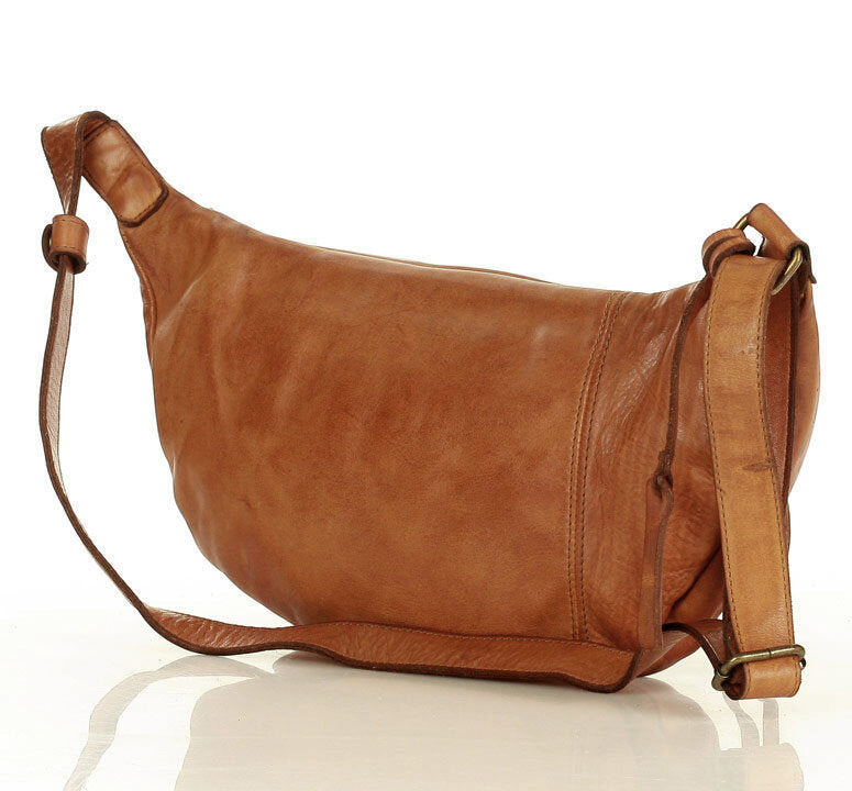 Rückansicht der XXL Leder Bauchtasche in Cognac mit praktischem Reißverschlussfach auf der Rückseite für Wertsachen