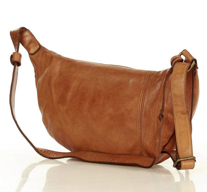 Rückansicht der XXL Leder Bauchtasche in Cognac mit praktischem Reißverschlussfach auf der Rückseite für Wertsachen