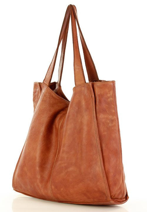 Seitenansicht der knautschbaren Leder Hobo Tasche für Damen in der Farbe Braun, die die flexible und ergonomische Form der Beuteltasche zeigt.