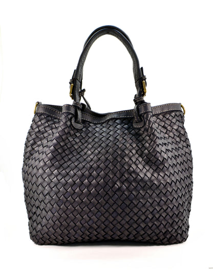 Schwarze XL Handtasche aus weichem geflochtenem Leder in Frontansicht mit eleganten Henkeln und abnehmbarem Schultergurt.