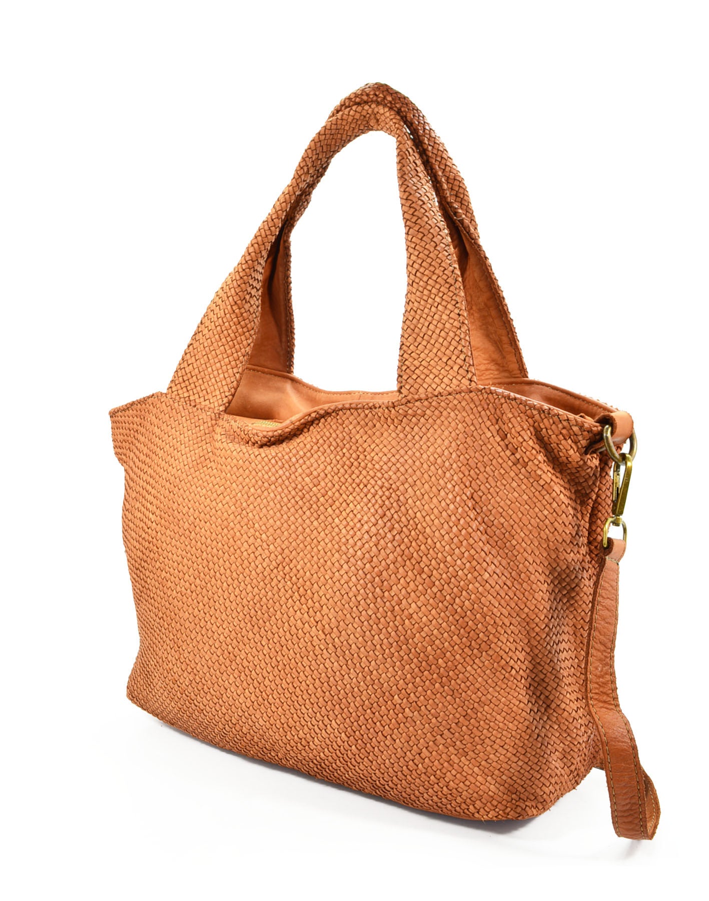 Seitenansicht der geflochtenen Echtleder-Handtasche in Cognac, weiches Kalbsleder im Slouchy-Look mit abnehmbarem Schultergurt