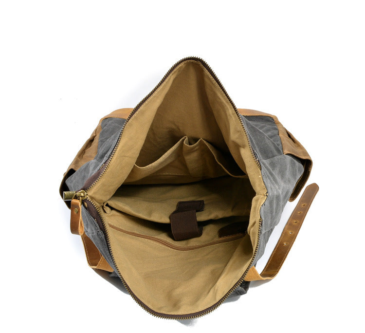Geräumiges Hauptfach des Vintage Rucksacks geöffnet mit integriertem gepolsterten Laptop-Fach für Notebooks bis 18 Zoll, intelligentes Organizer-System mit 9 Fächern für DIN-A4-Ordner und Business-Essentials