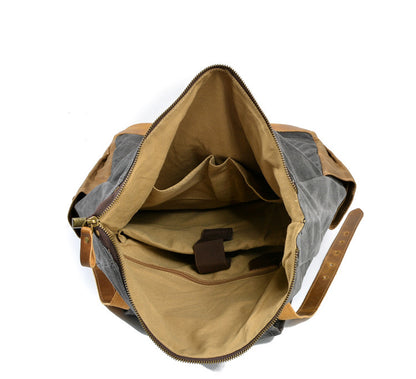 Geräumiges Hauptfach des Vintage Rucksacks geöffnet mit integriertem gepolsterten Laptop-Fach für Notebooks bis 18 Zoll, intelligentes Organizer-System mit 9 Fächern für DIN-A4-Ordner und Business-Essentials