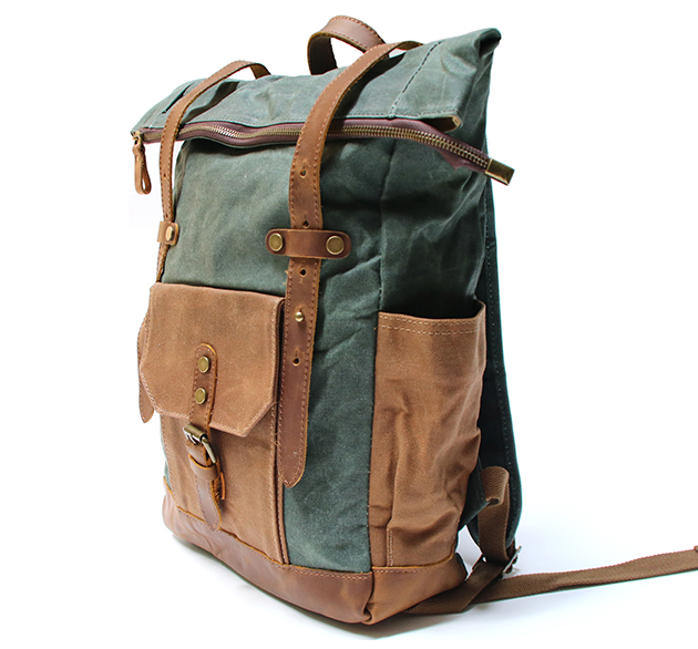 Premium Vintage Rucksack aus gewachstem Canvas und Echtleder  für Damen und Herren, exklusiver Retro-Rucksack mit Echtleder-Applikationen und robustem Reißverschluss, detailreiche Frontaufnahme.