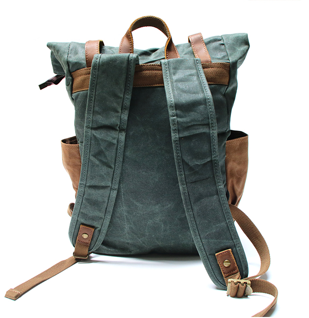 Rückseite des Canvas-Leder-Rucksacks in Türkisgrün, weich gepolstertes Rückenteil mit verstellbaren Schulterriemen aus robustem Canvas-Gewebe für maximalen Komfort im Alltag und auf Reisen.