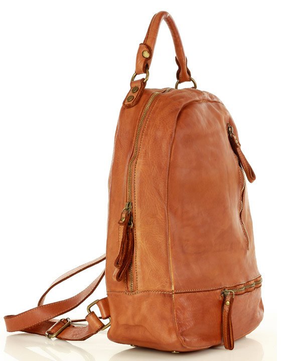 Geöffneter City-Rucksack SICILLA zeigt das geräumige Hauptfach mit Innenfutter aus Baumwolle, ein Reißverschlussfach und zwei Steckfächer für optimale Organisation.