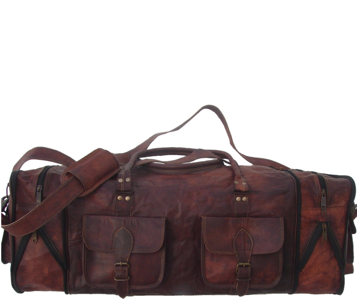 Große braune Reisetasche aus Leder mit Vordertaschen und seitlichen Reißverschlussfächern