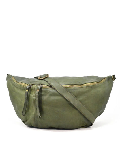 Große Leder Bauchtasche in Halbmondform für Damen & Herren in grün,. Moderne XXL Bananentasche aus genarbtem Echtleder 