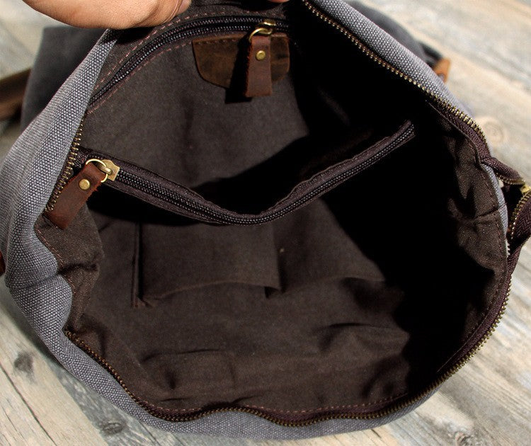 Das geräumige Innenfutter der Hobo-Umhängetasche mit Reißverschlussfächern und Steckfächern für Smartphone.
