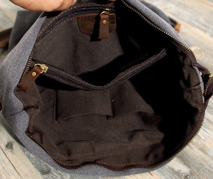 Das geräumige Innenfutter der Hobo-Umhängetasche mit Reißverschlussfächern und Steckfächern für Smartphone.