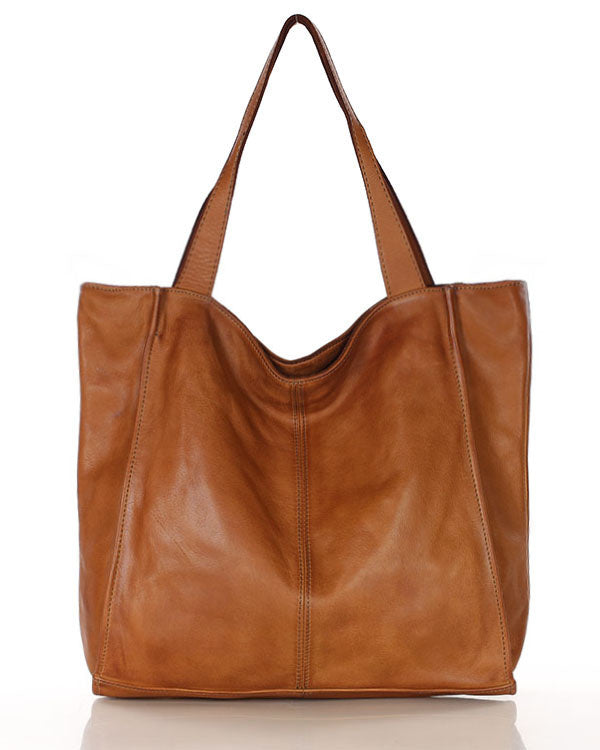 Klassische XL Hobo Shopper Tasche für Damen aus weichem italienischem Leder in Cognac mit Reißverschluss, frontal fotografiert auf neutralem Hintergrund.