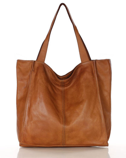 Klassische XL Hobo Shopper Tasche für Damen aus weichem italienischem Leder in Cognac mit Reißverschluss, frontal fotografiert auf neutralem Hintergrund.