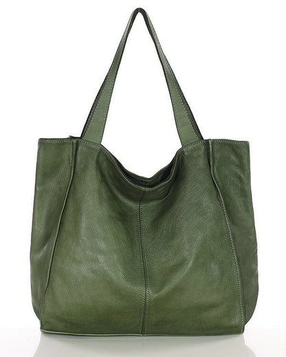 Exklusive Hobo-Bag Schultertasche aus weichem italienischem Leder in grün, Vorderansicht auf neutralem Hintergrund.