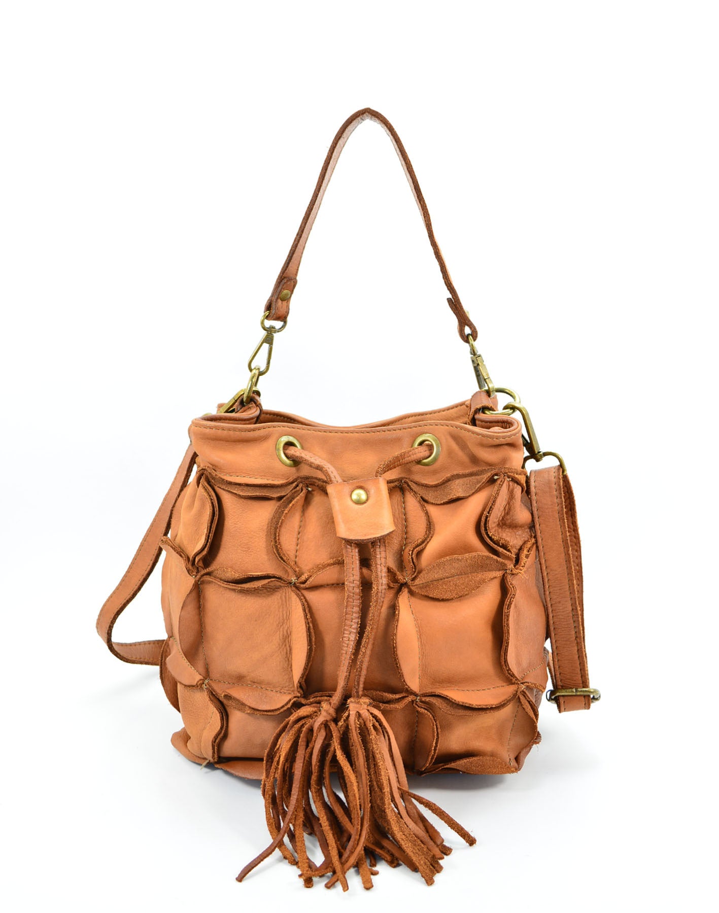 Kleine Leder Beuteltasche Damen in Cognac-Braun aus handgeflochtenem Echtleder in der Vorderansicht mit Kordelzug