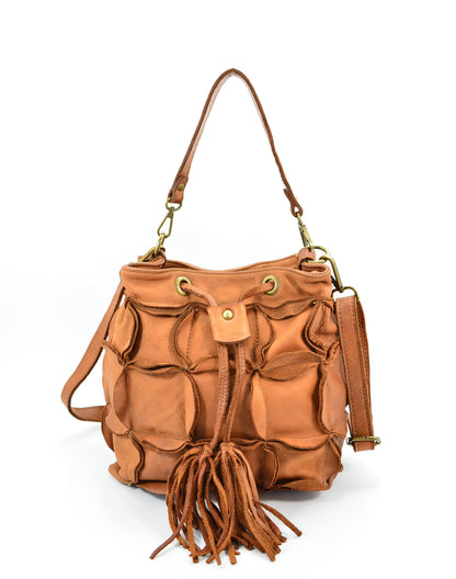 Kleine Leder Beuteltasche Damen in Cognac-Braun aus handgeflochtenem Echtleder in der Vorderansicht mit Kordelzug