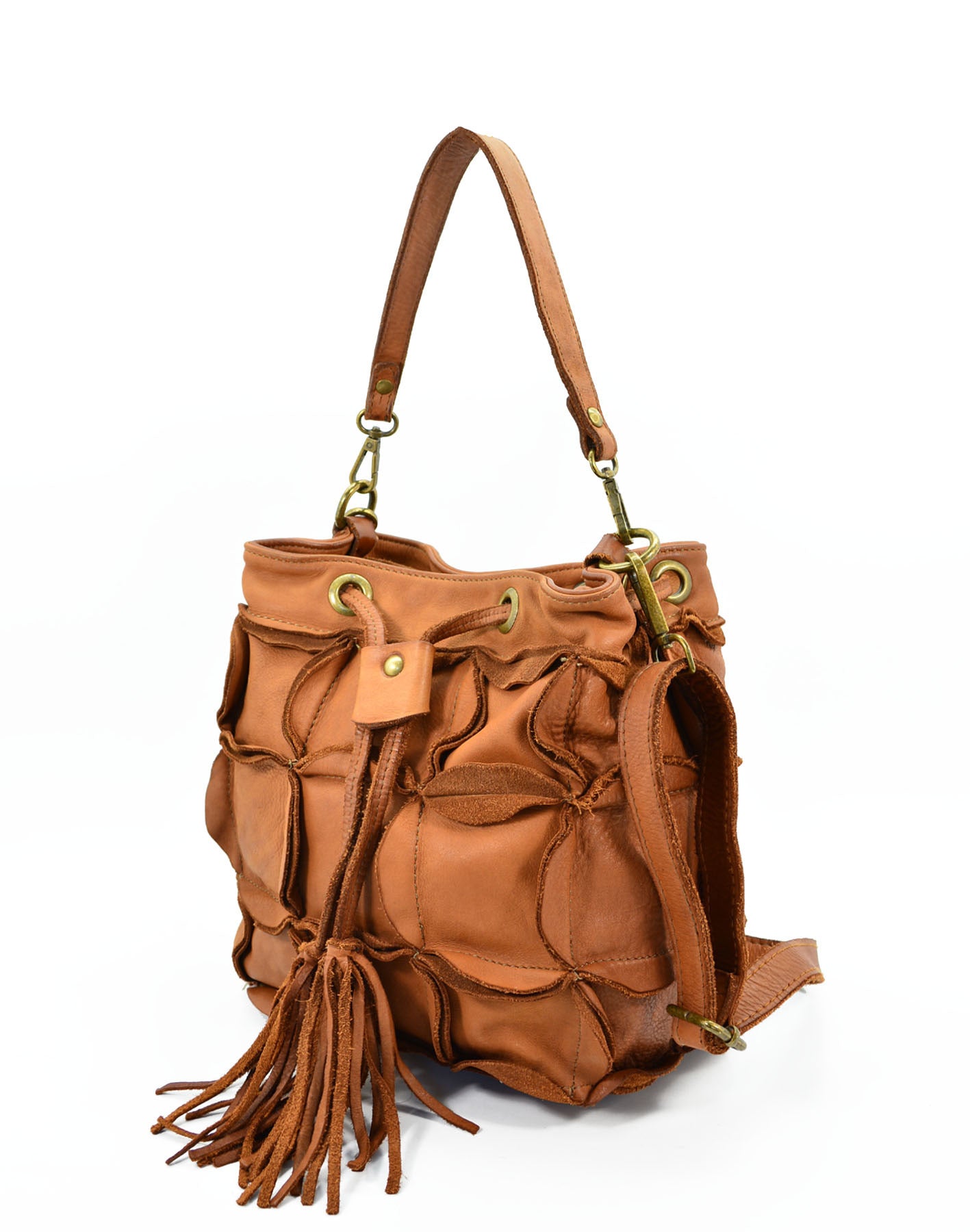 Echtleder Beuteltasche Damen vintage aus toskanischem Vachetta-Leder in Cognac von der Seite mit verstellbarem Schulterriemen