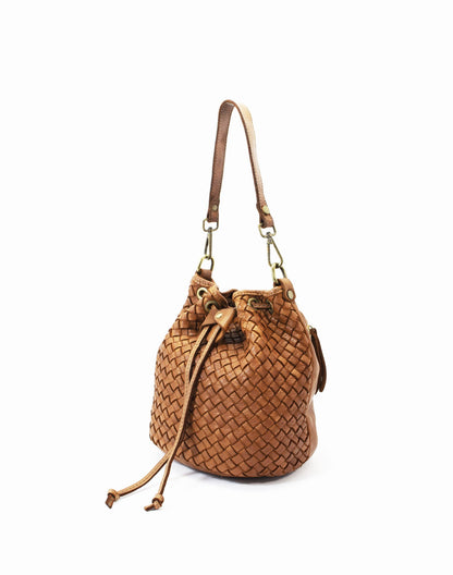 Echtleder Beuteltasche Damen vintage aus toskanischem Vachetta-Leder in Cognac von der Seite mit verstellbarem Schulterriemen