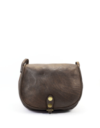 Braune Leder-Crossbody-Bag für Damen mit zeitloser Form und verstellbarem Schulterriemen. Vielseitig kombinierbar im Alltag.	