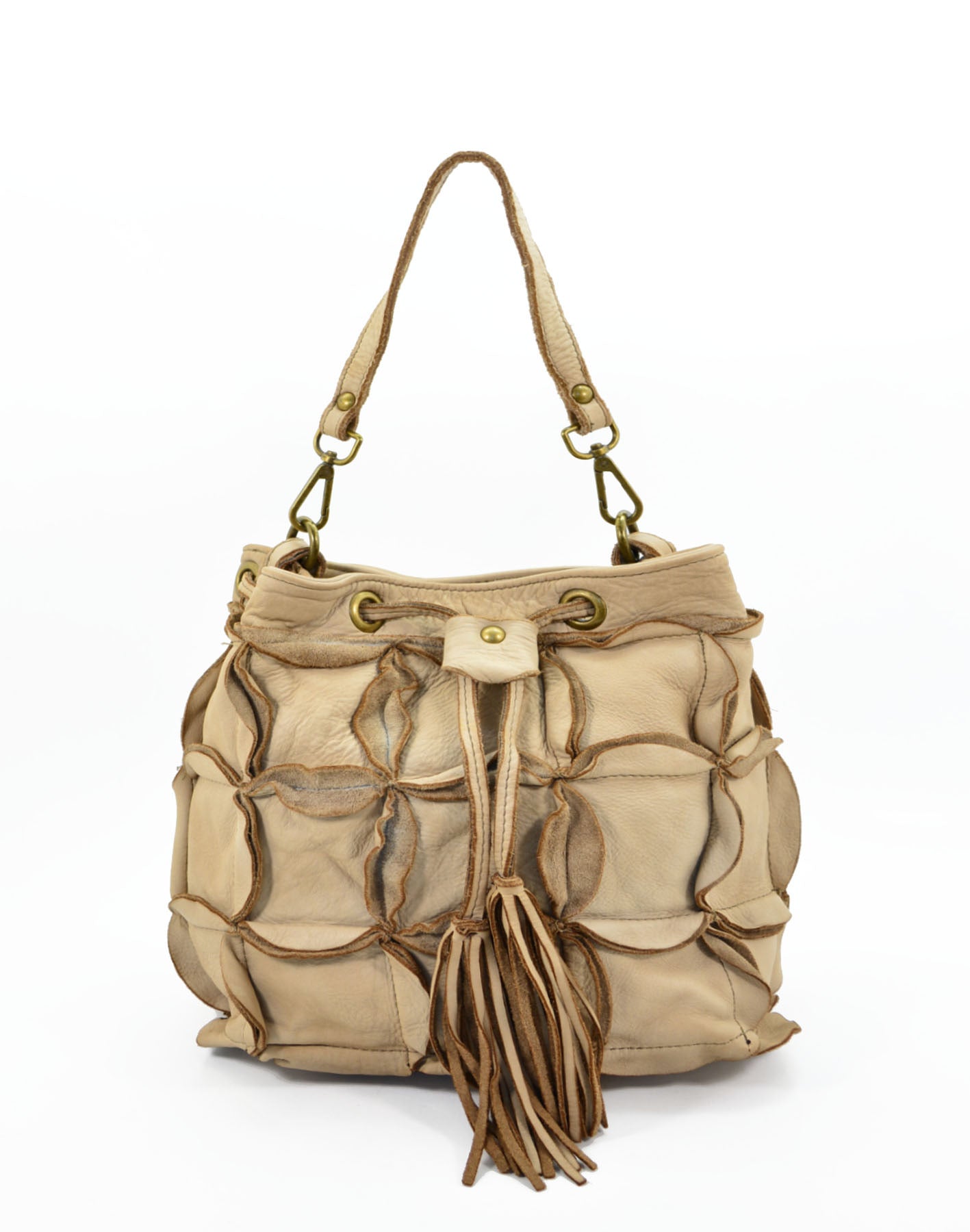 Kleine Leder Eimertasche Damen im modernen Farbton Beige-Taupe aus softem Echtleder – ideal für minimalistische Earth-Tone-Styles