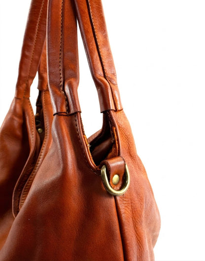 Nahaufnahme der hochwertigen Nähte und der weichen Lederstruktur der cognacfarbenen Hobo-Schultertasche