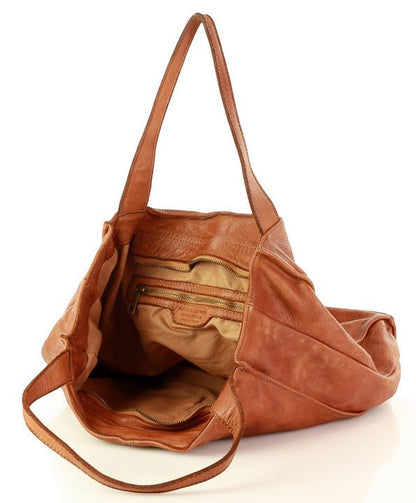 Blick in das geöffnete Hauptfach der großen Hobo Bag aus Leder mit robuster Baumwollauskleidung, separatem Reißverschlussfach und praktischen Steckfächern.