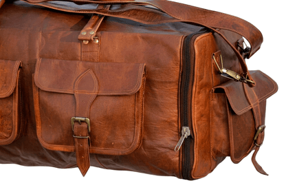 Zwei Vordertaschen einer Lederreisetasche mit Überschlägen und Riemenverschlüssen