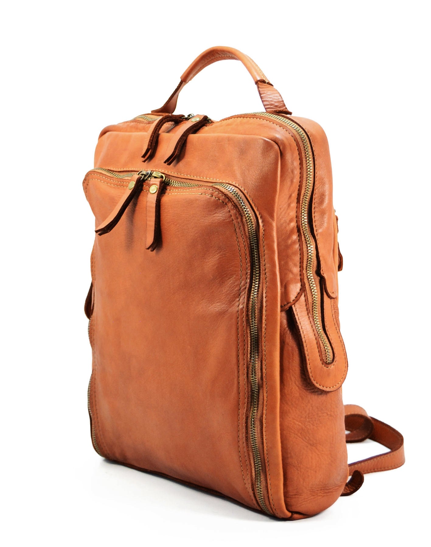 Schmaler Lederrucksack im Business-Design in cognac braun Seitenansicht mit kompakten Maßen für den Alltag