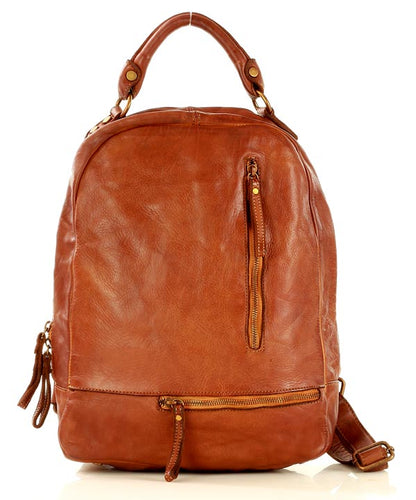 Großer Vintage Lederrucksack SICILLA in Cognac-Braun für Damen und Herren aus italienischem Echtleder, Vorderansicht auf weißem Hintergrund 