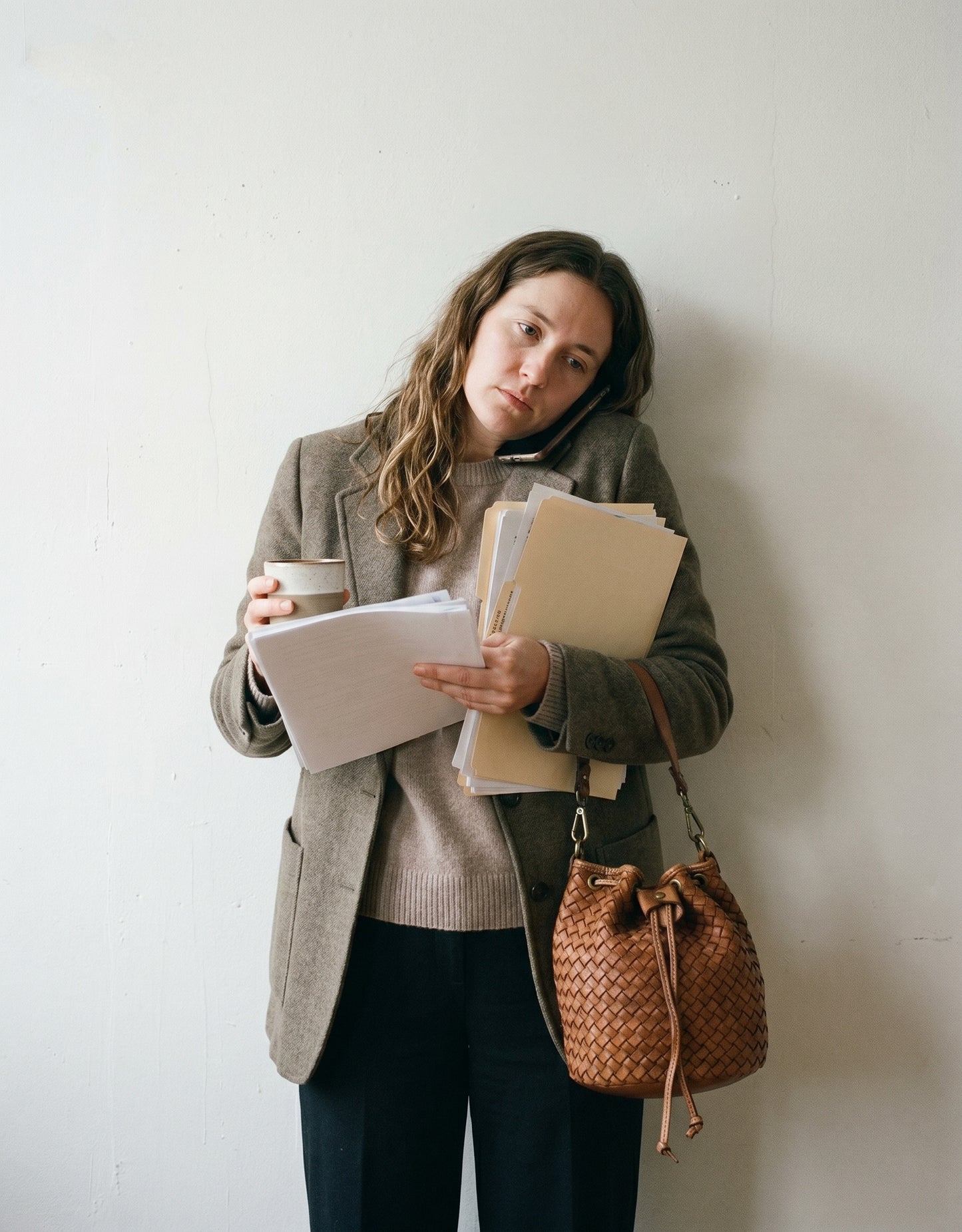 Moderne Frau mit einer cognacfarbenen Echtleder Beuteltasche Damen vintage als lässige on hand