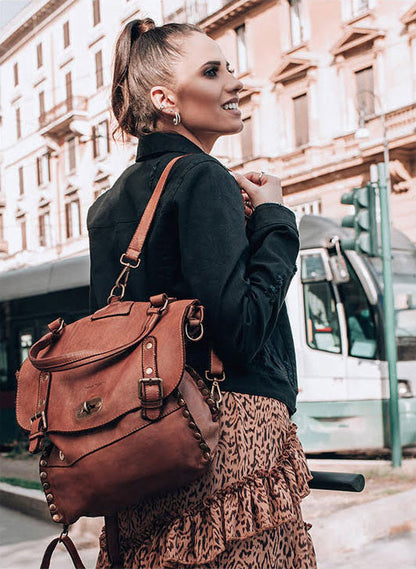 Streetstyle-Aufnahme von hinten einer Frau mit dem mittelgroßen Lederrucksack aus Echtleder in den Gassen einer europäischen Altstadt.