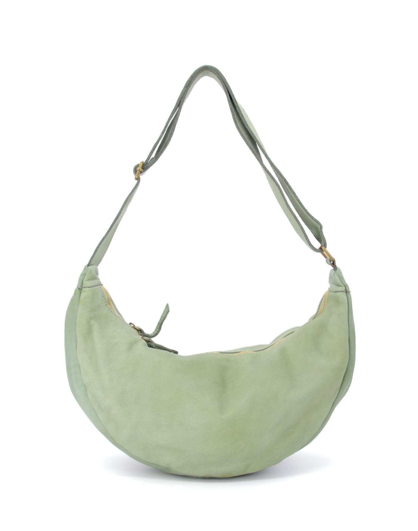 Moderne LUNA Crescent Bag in elegantem Salbeigrün aus vegetabil gegerbtem italienischen Leder. Die Nahaufnahme betont die charakteristische, knautschige Textur des extrem weichen Leders und die kompakten Abmessungen des Hauptfachs.