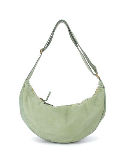Moderne LUNA Crescent Bag in elegantem Salbeigrün aus vegetabil gegerbtem italienischen Leder. Die Nahaufnahme betont die charakteristische, knautschige Textur des extrem weichen Leders und die kompakten Abmessungen des Hauptfachs.