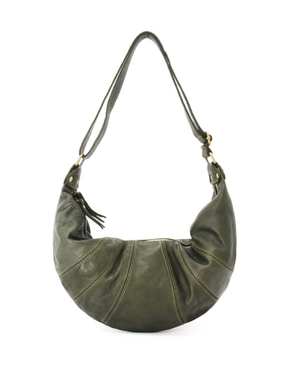 Moderne LUNA Crescent Bag in elegantem Olive-Grün aus vegetabil gegerbtem italienischen Leder. Die Nahaufnahme betont die charakteristische, knautschige Textur des extrem weichen Leders und die kompakten Abmessungen des Hauptfachs.