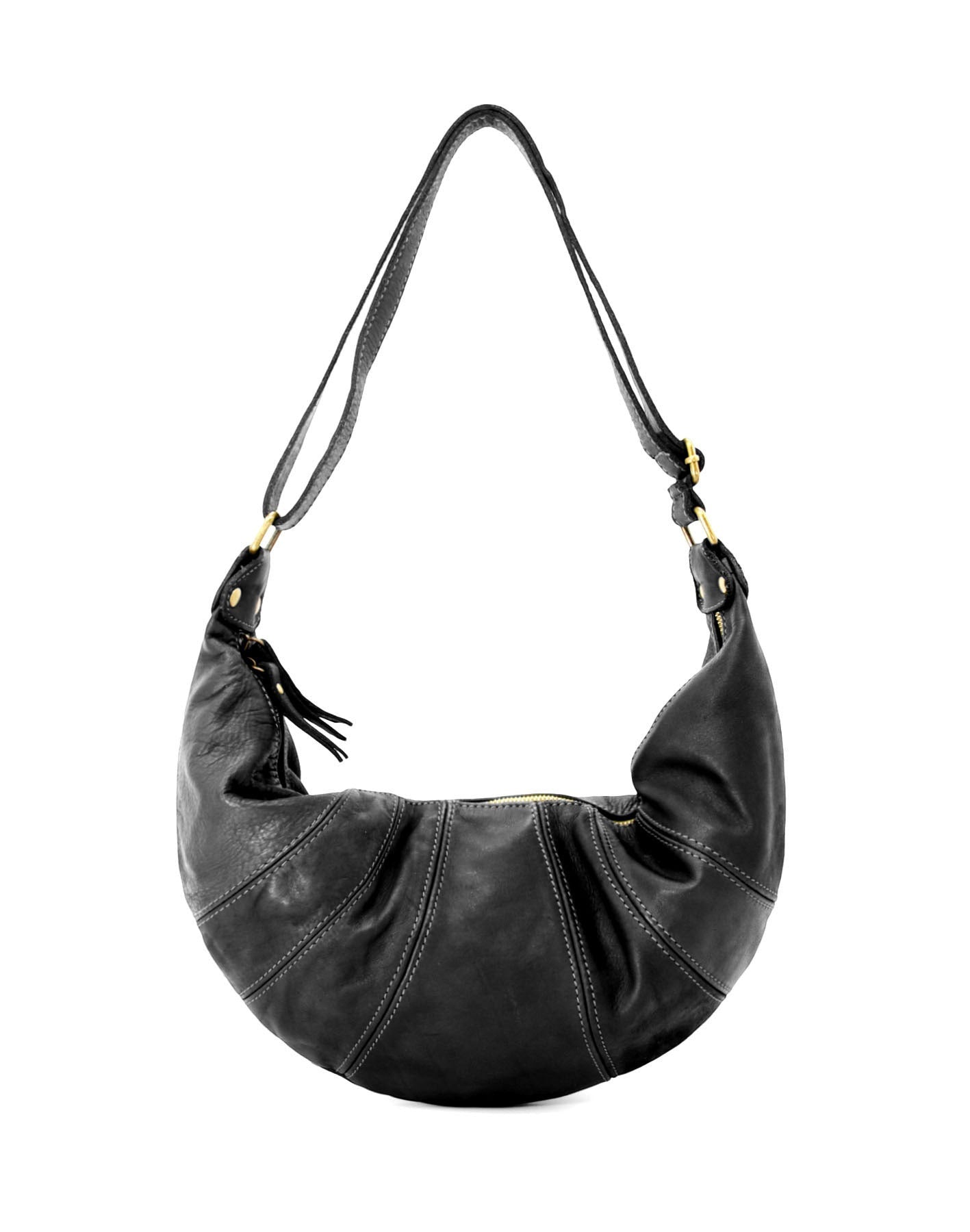 Minimalistische LUNA Halbmond-Tasche aus tiefschwarzem, genarbtem Echtleder im Studio-Packshot. Die edle Struktur des naturbelassenen Leders und die feinen, handgearbeiteten Nähte kommen durch die gezielte Ausleuchtung besonders hochwertig zur Geltung.